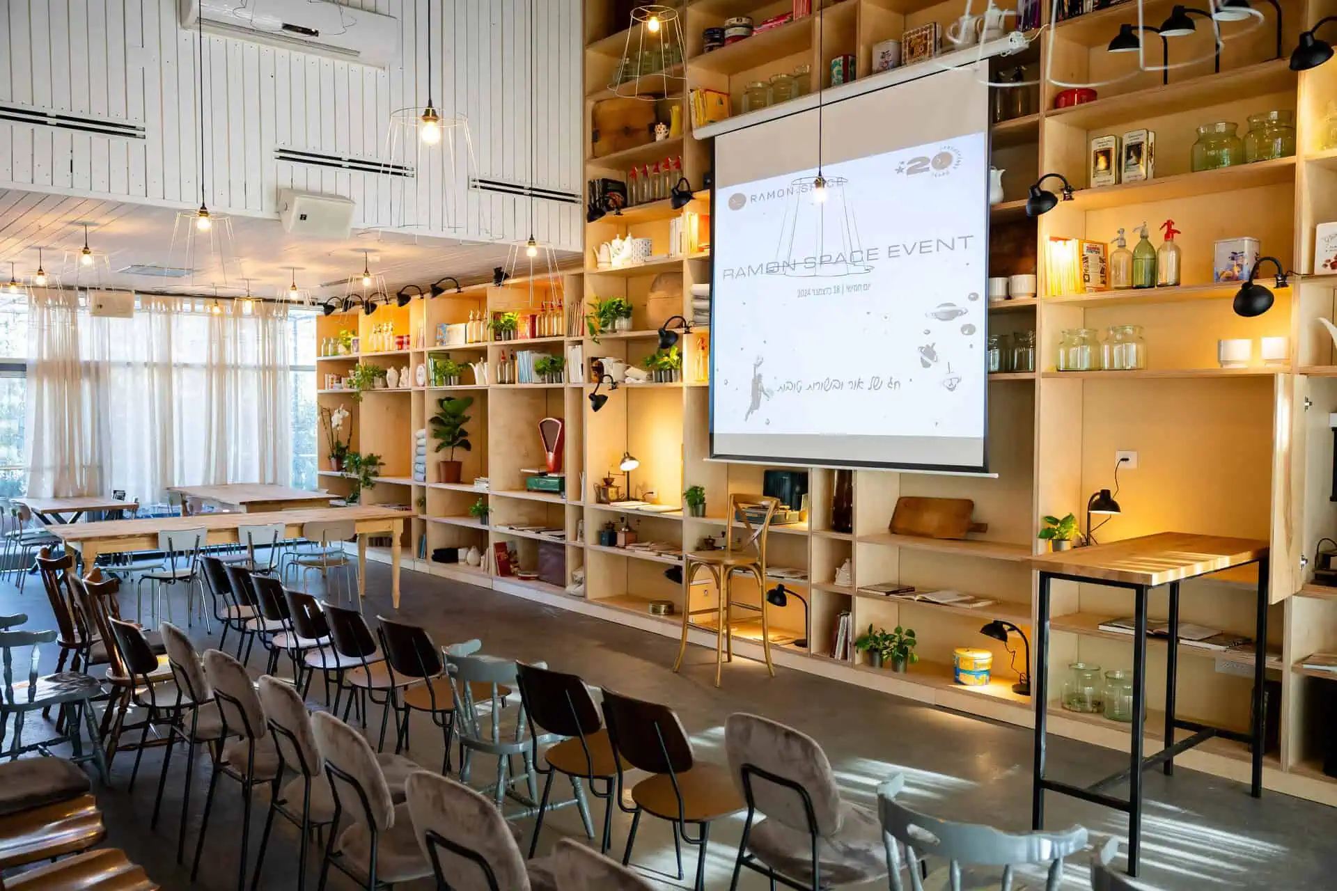 חלל מרווח ונעים לכנסים, סדנאות וימי עיון, מערכת מולטימדיה מתקדמת ויכולת רה-ארגון החלל בהתאם לצורך בזכות העיצוב המודולרי ושטחי הפנים והחוץ המרווחים.