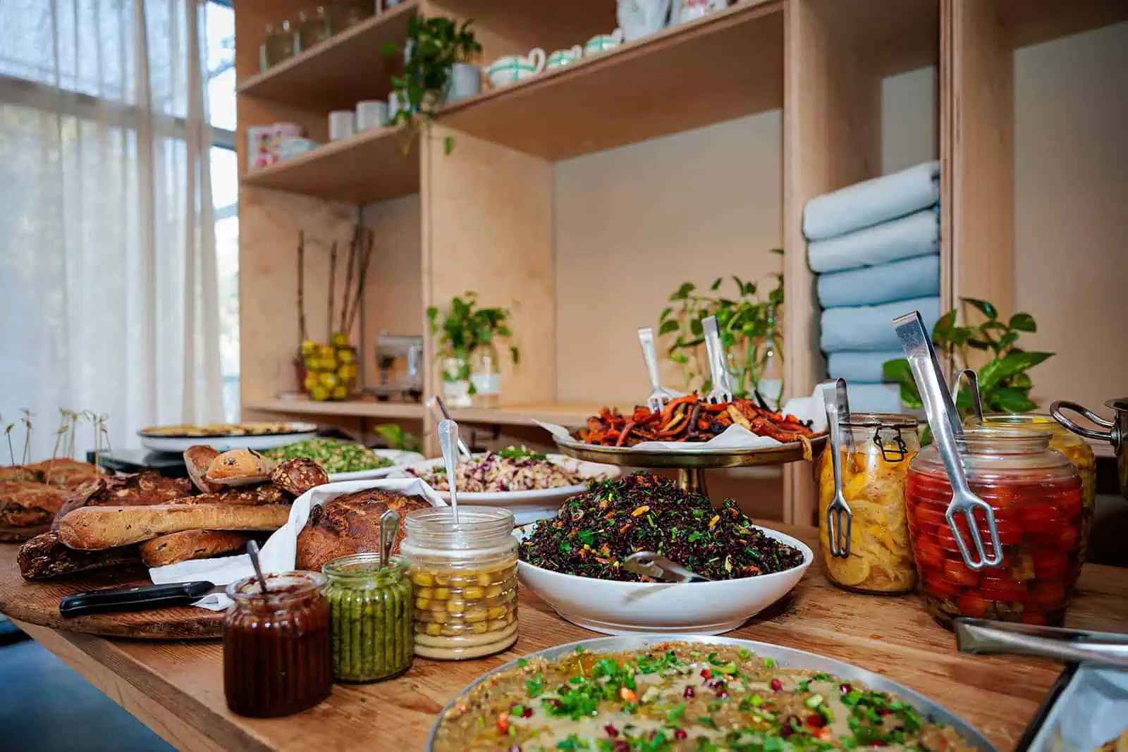 לצד חוויות אירוח יוצאת דופן, תוכלו להנות מתפריט כשר ועשיר של קייטרינג "אתי ונעמה", המתאפיין בשימוש בחומרי גלם מקומיים וטריים וביחד איתכם נתאימו לאופי הארוע.